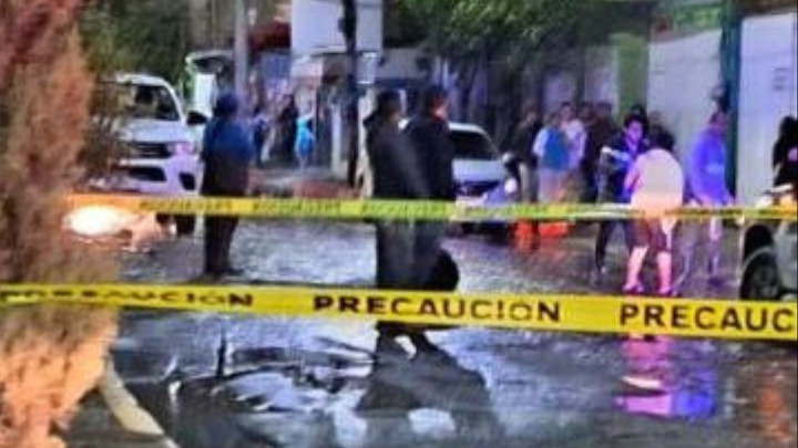 canal6tv's tweet photo. ⚠️😢 Dos jóvenes fallecieron la noche del miércoles durante la fuerte lluvia registrada en el municipio de #Chimalhuacán. 
El primero cayó y se golpeó la cabeza y el segundo, un motociclista, murió electrocutado.

Para más info 👉 https://t.co/09uHc3FMPZ https://t.co/DsU8eCxhOo