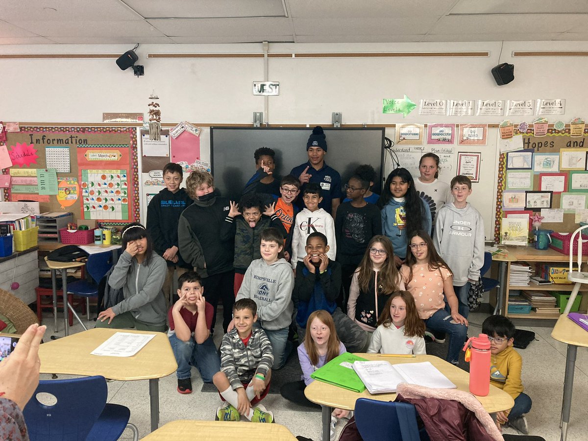 marq6szn's tweet photo. Itβs a blessing 2 be in this position!! #readacrossamericaday #givingback #blessed https://t.co/NFwtijMxQ4