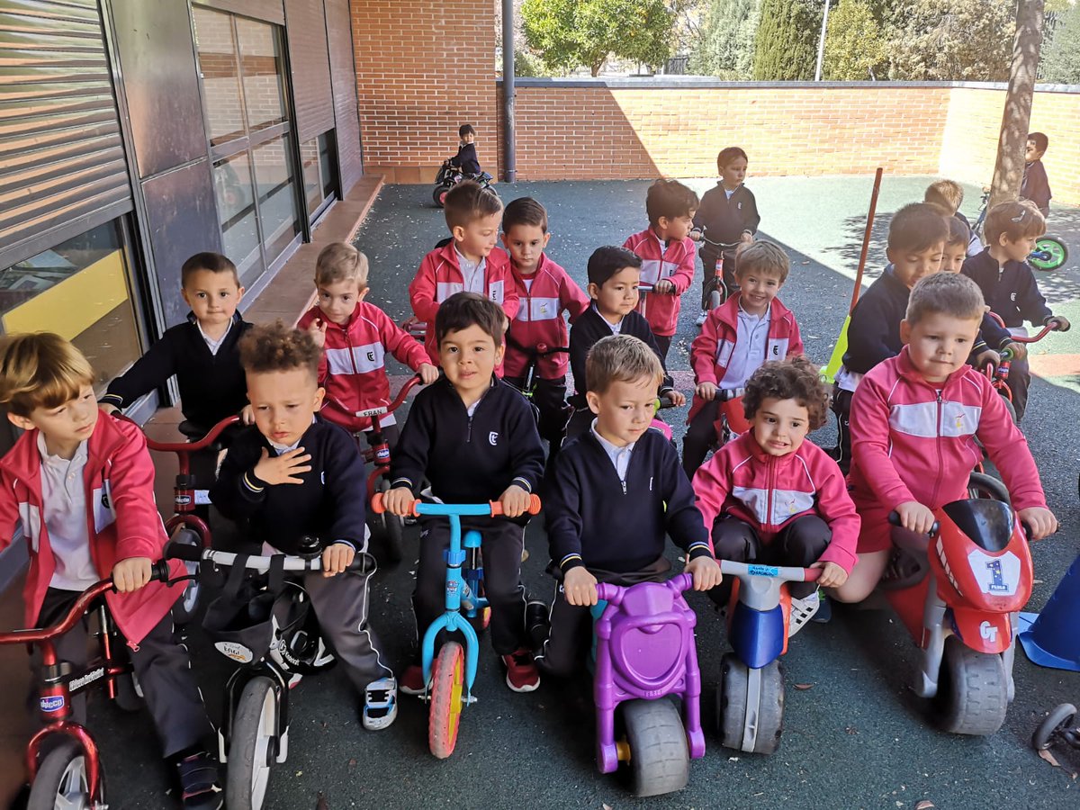 InfantilTajamar's tweet photo. Para finalizar el trimestre, nuestros chicos de #3años disfrutan a lo grande con este circuito vial. 🛵🚗
Aprenden las normas de circulación y las señales de tráfico. 🛑🚧🚫
¡Qué bien se lo han pasado!
#ProyectoABP #MiraComoCrezco #EducaciónVial https://t.co/jXZNOAP8gp
