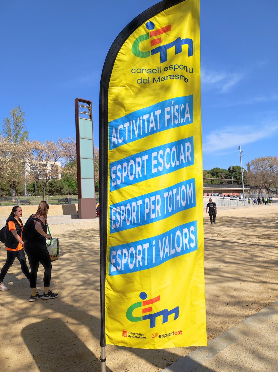 jurgenplanas's tweet photo. Un altre any, en el dia Mundial de l'activitat física, s'han pogut reunir més de 2.200 alumnes de Cicle Mitjà d'escoles de Mataró, per fer una classe d'educació física al Parc Central. Sense paraules. Enorme feinada del @CEMaresme  @UCECcat @escolagem #mataro https://t.co/d2YoCh64jJ