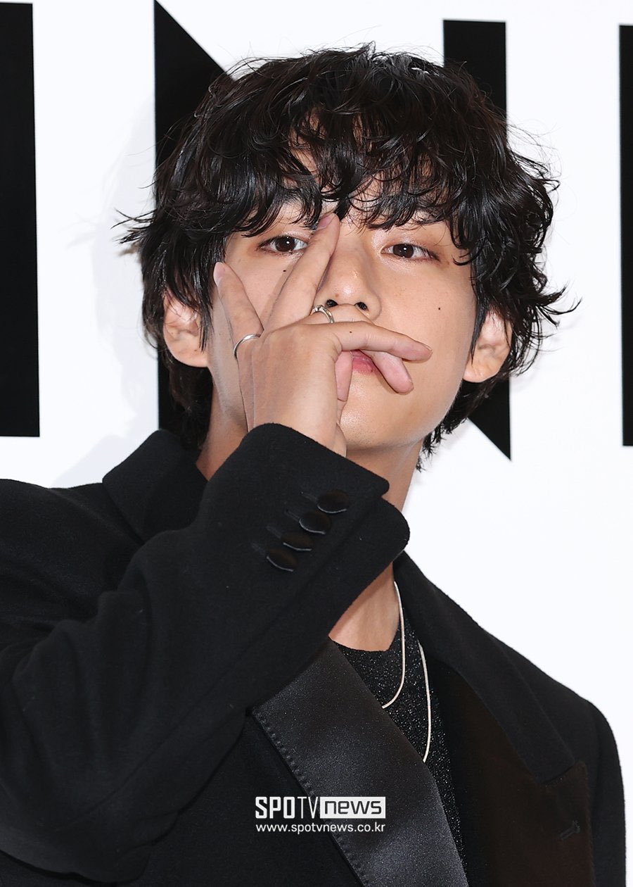 テテ V BTS ナイロンポーチ P1022V 51n5FXegzsL.jpg