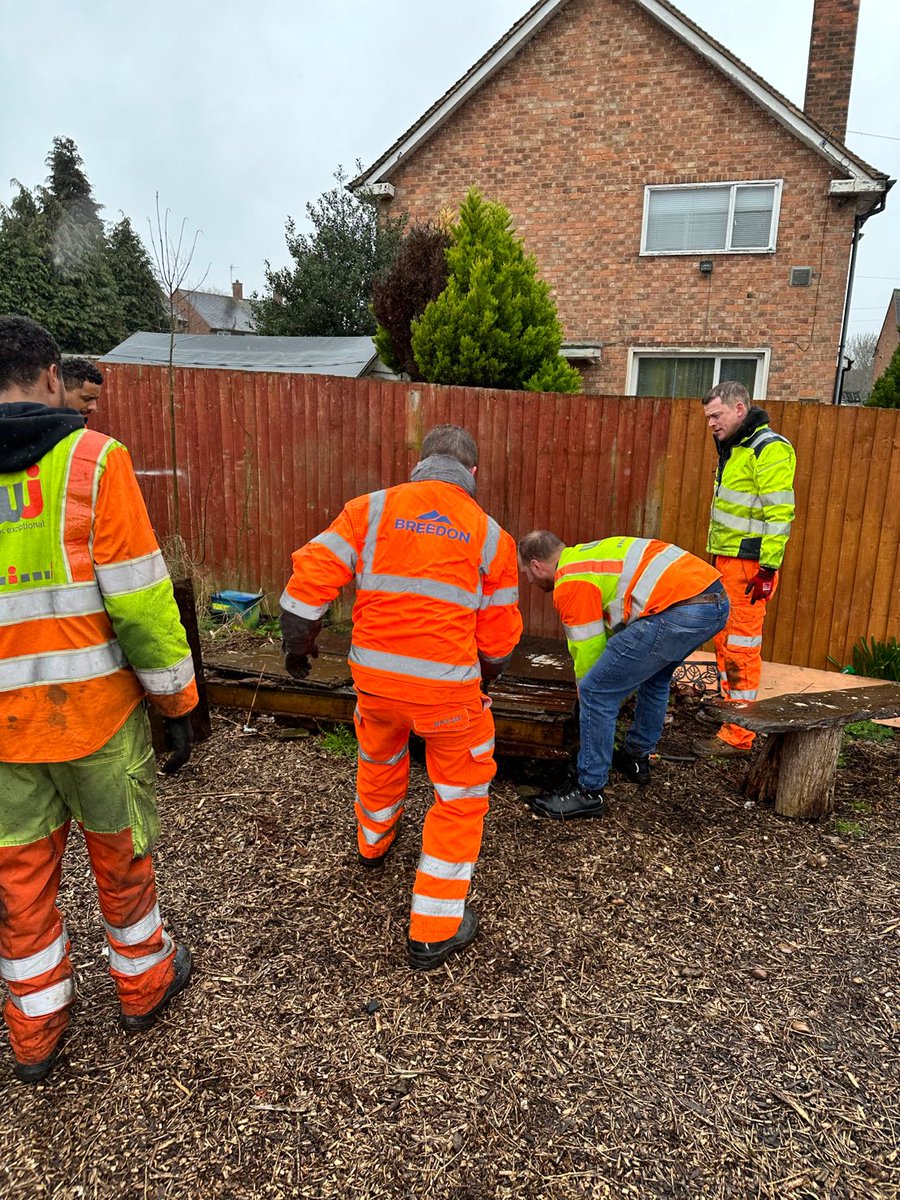 WJ_UK's tweet photo. Giving back to the communities where we live and work🤝
Yesterday, Roy Williams, Daniel Douse, and Aaron Mahon volunteered their time. They joined our Midlands Collaborative Community colleagues at the @WelcomeCIC Garden in Birmingham.
#thinkingcommunity #community https://t.co/qitQ75Tx9D