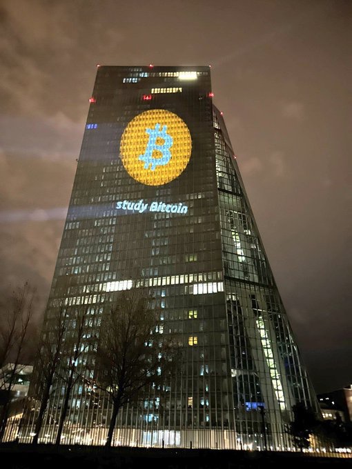 JamesFinanceJF's tweet photo. BREAKING: 🇩🇪 Giant #BITCOIN symbol projected on the ECB building (European Central Bank) 😱👀 https://t.co/rU7sQ4oShw