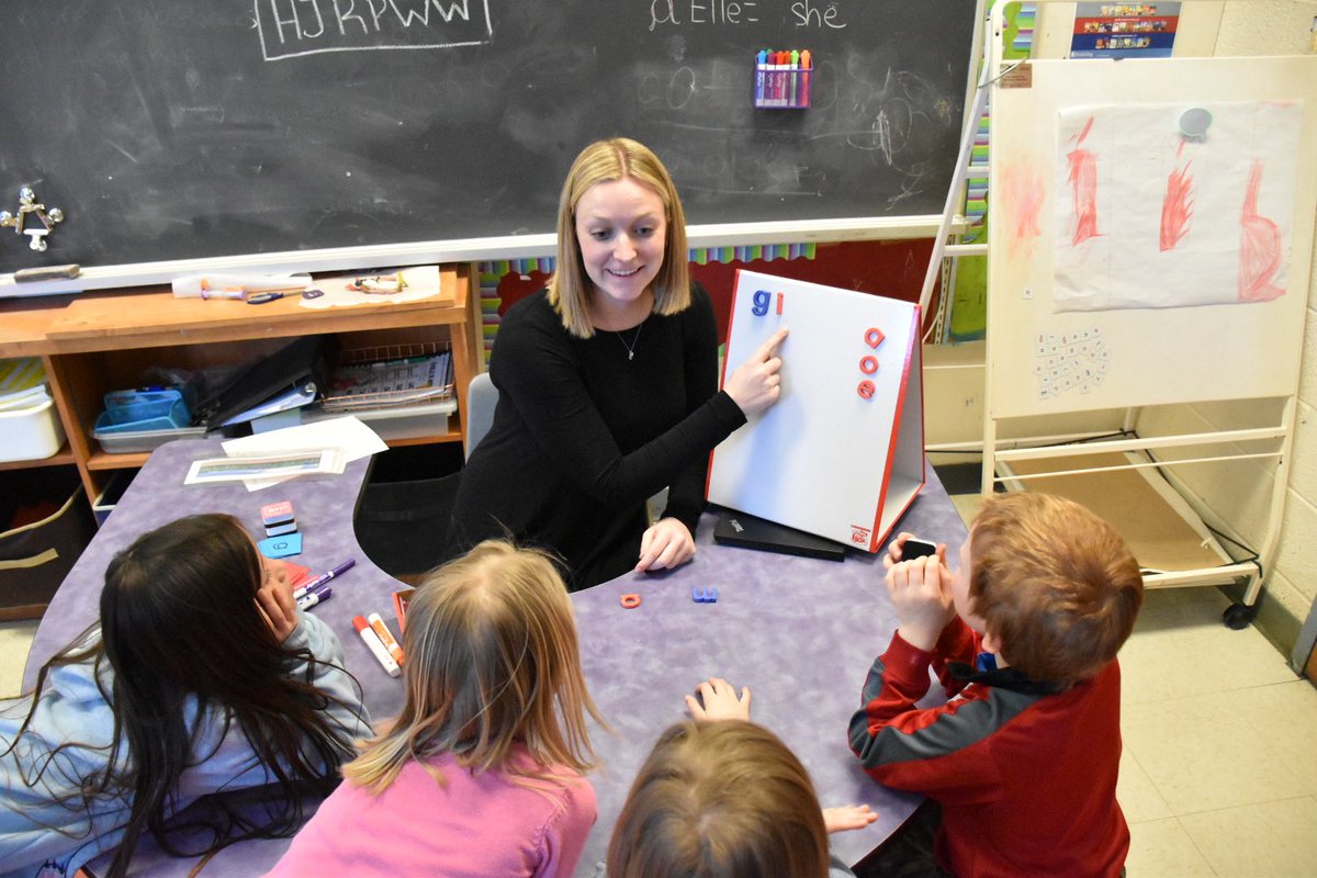 The grade 1/2 French immersion students at <a href="/alcdsb_stmt/">St. Mary Catholic School (Trenton)</a> work on their decoding skills in French. 
#ReachingEveryReader
#ALCDSBMYSP @alcdsb_SoE