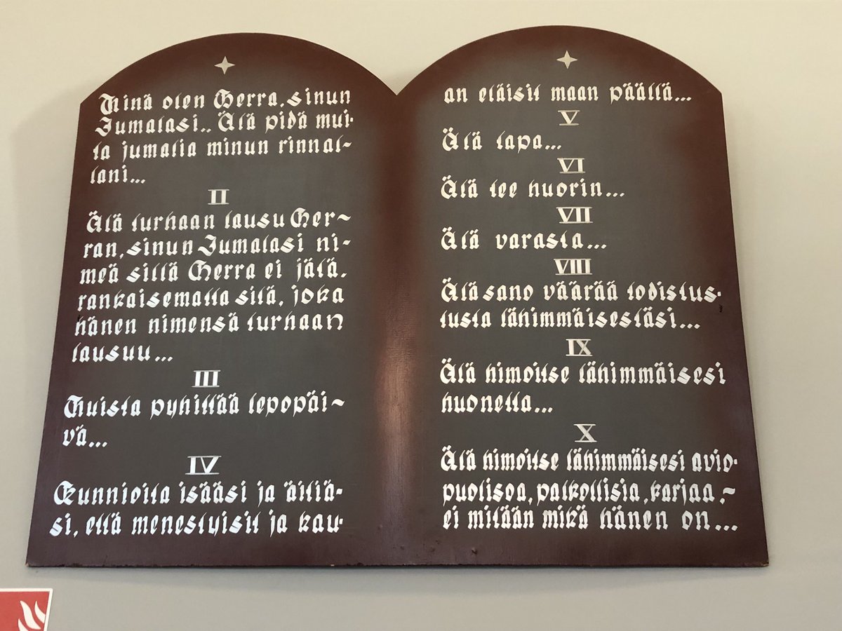 Ymmärrän hyvin, että vankilassa kymmentä käskyä ei olla ihan niin tiukasti määritelty. Kakolan kirkon seinällä ⁦@Kakolaofficial⁩ on hienosti päätetty jokainen kolmeen pisteeseen, jotta lukija voi jatkaa käskyä haluamallaan tavalla 😂