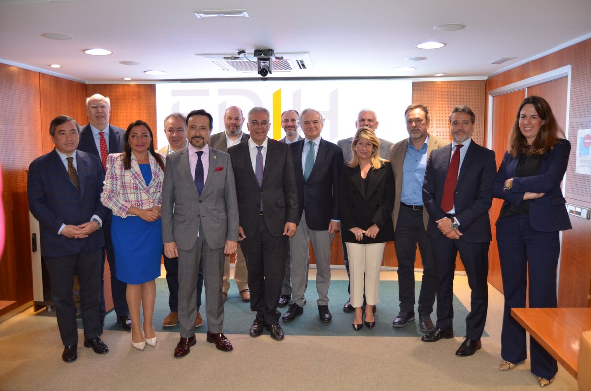 📢 Hoy todos los miembros de <a href="/EdihMadrid/">EDIH MADRID</a> hemos firmado el acuerdo que regula la estructura y gestión del programa European #Digital #Innovation Hub 
Un hub de innovación para coordinar las políticas de transformación digital de #pymes y administración 
🌍aecim.org/firma-acuerdo-…