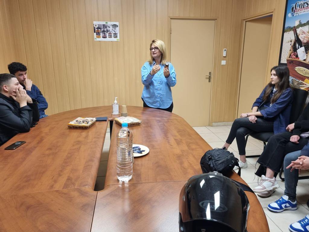 📢 Nos jeunes mini-entrepreneurs du Lycée Fesch ont visité l'atelier de Corsica Gastronomia dans le cadre de leur prix à FORINDUSTRIE ! 🎉 

Notre présidente, Marie MORESCHI, leur a partagé son expérience dans l'agroalimentaire 🍴 

Une journée enrichissante pour nos jeunes !