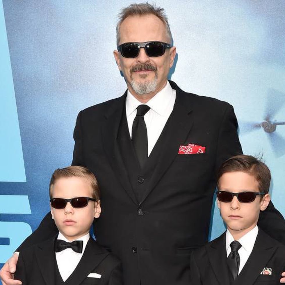 harryelsocio's tweet photo. Miguel Bosé o Javier Cámara los compraron de dos en dos, como los donuts de gasolinera y no os pareció mal porque como son de izquierdas no es lo mismo, es eso, no? https://t.co/Mh6YMDUyp4
