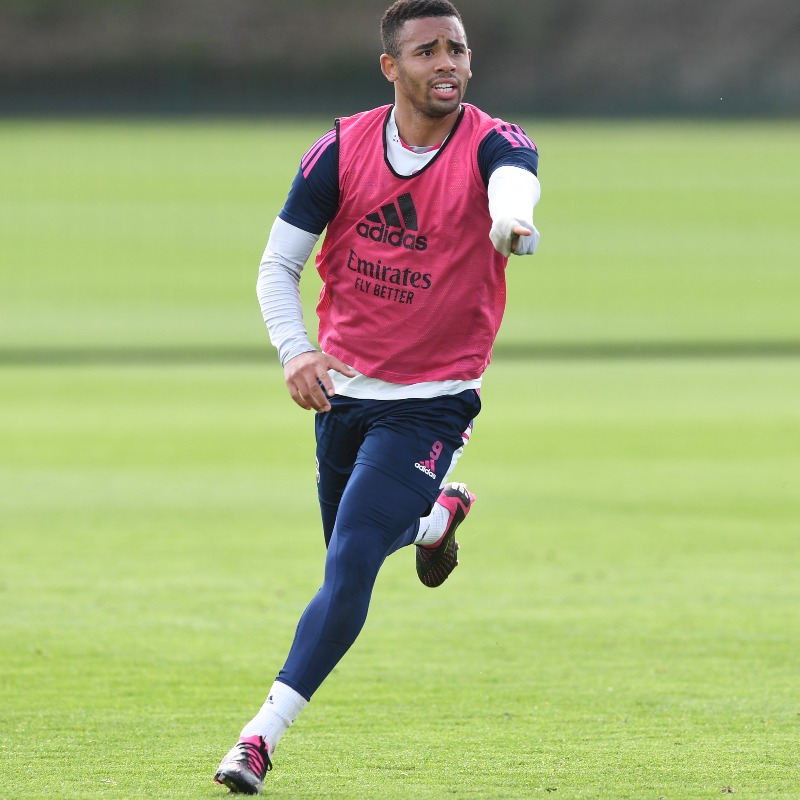Arsenal's tweet photo. Which way for more training shots, @gabrieljesus9? 👇