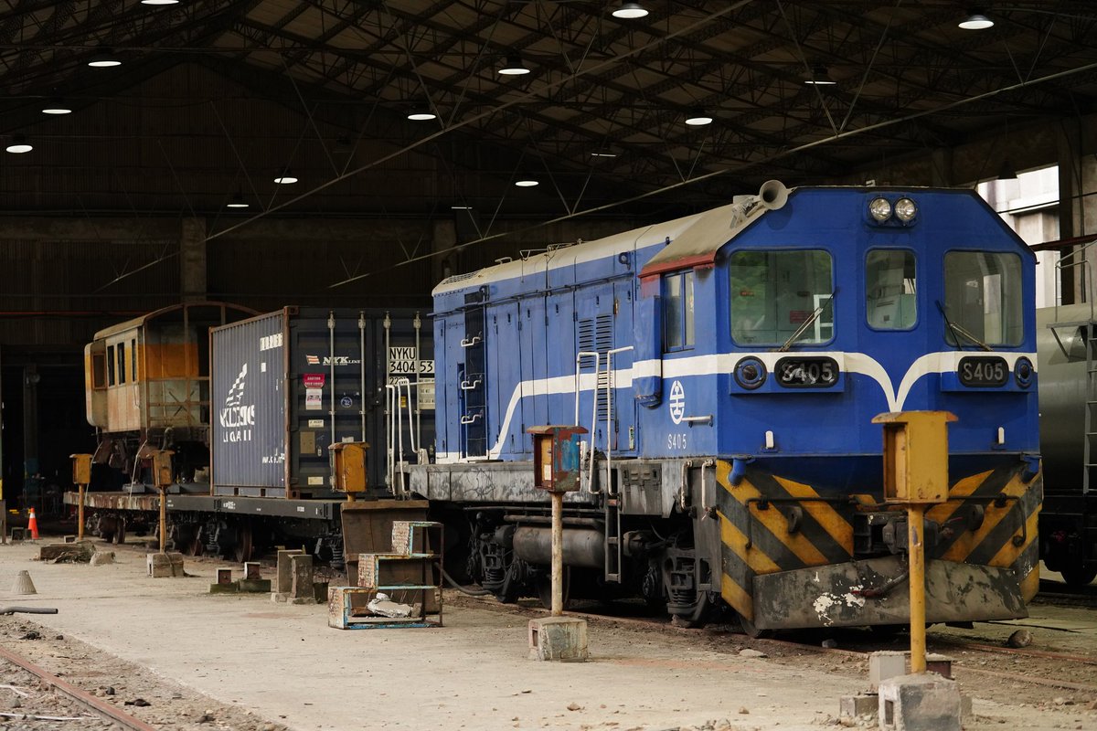chendick2000's tweet photo. 列車通報 車次不明
S405 一櫃 泰守車
北廠整備中
#TaiwanRailway
#S405
#台北機廠 https://t.co/WfReFkf864