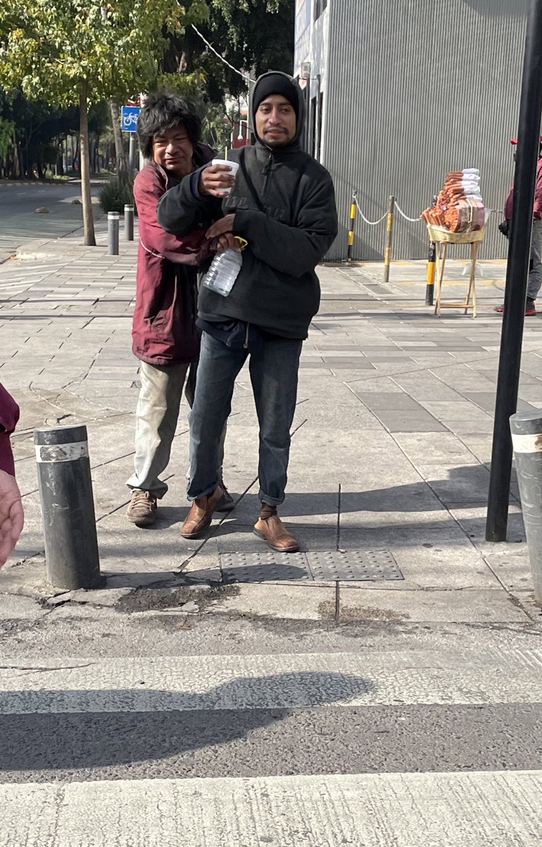 ArochiiCamilo's tweet photo. Quédense con la persona que te abrace como el vaguito que abraza a su compa! #arribaelamor https://t.co/58lrNHBjtZ