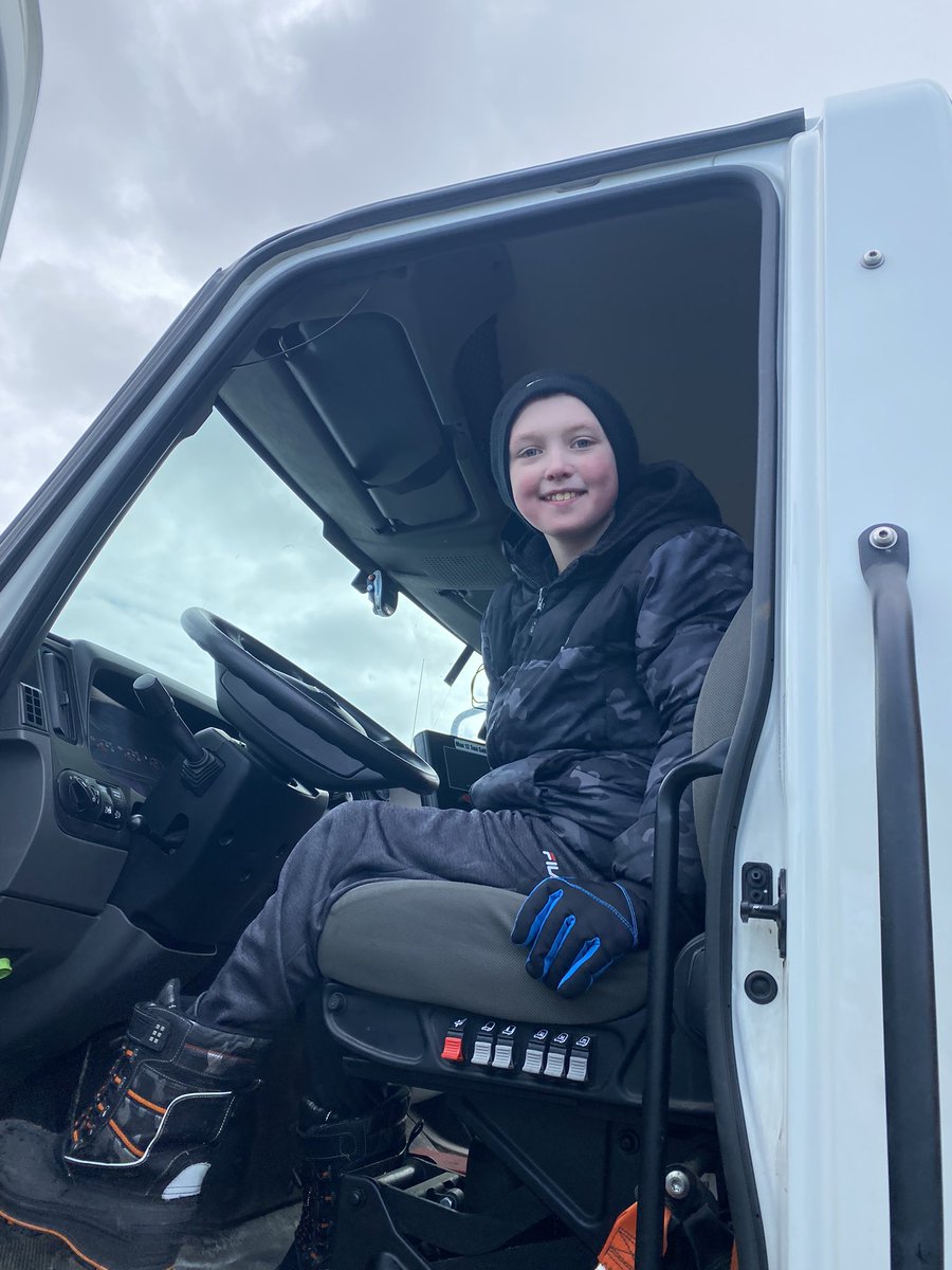 MelissaPerrin5's tweet photo. Exciting visit from @CityofStJohns,  the snow plows were a big hit! @Hazelwood_Elem https://t.co/VfyTOl0uXO