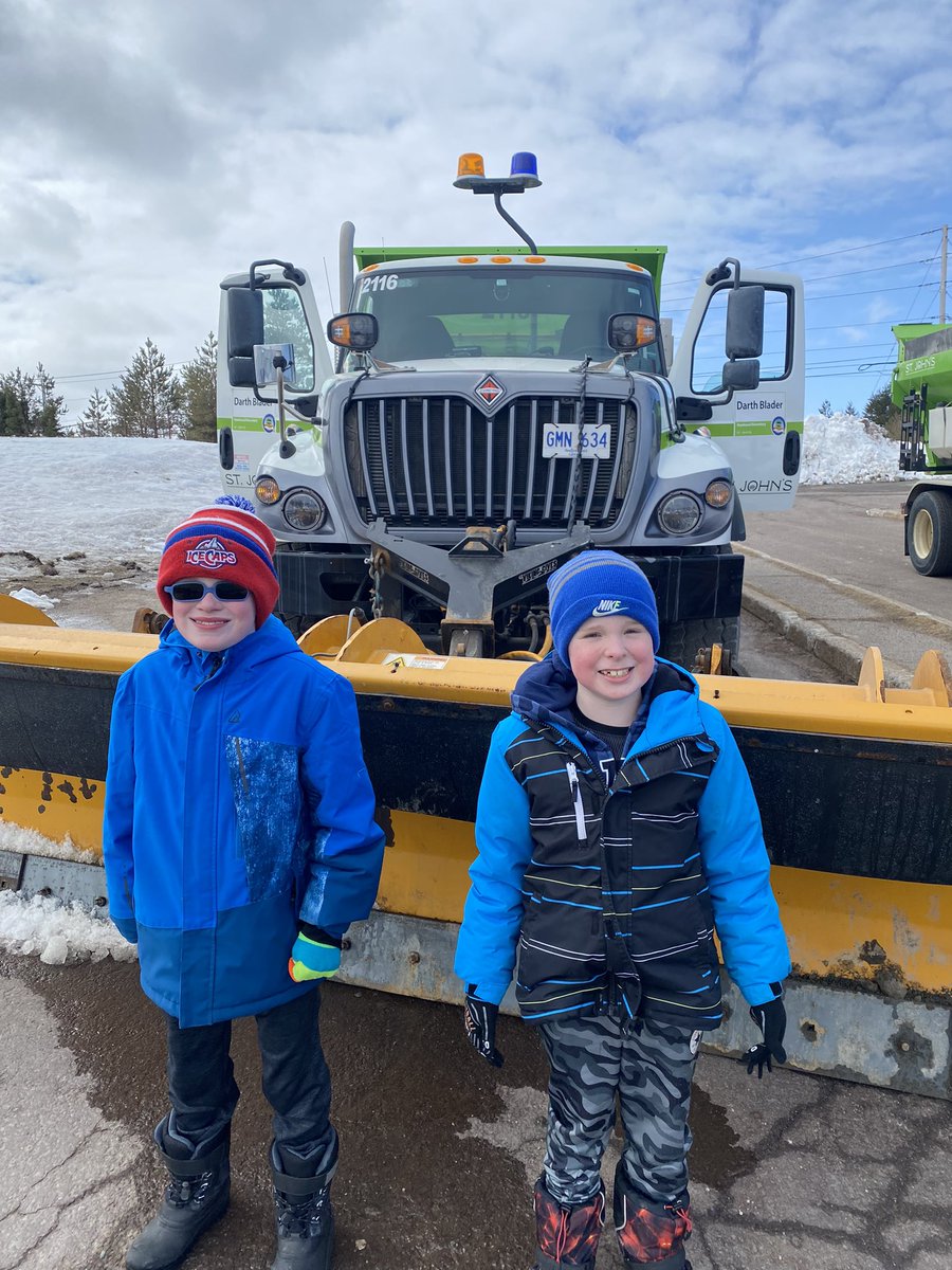 MelissaPerrin5's tweet photo. Exciting visit from @CityofStJohns,  the snow plows were a big hit! @Hazelwood_Elem https://t.co/VfyTOl0uXO