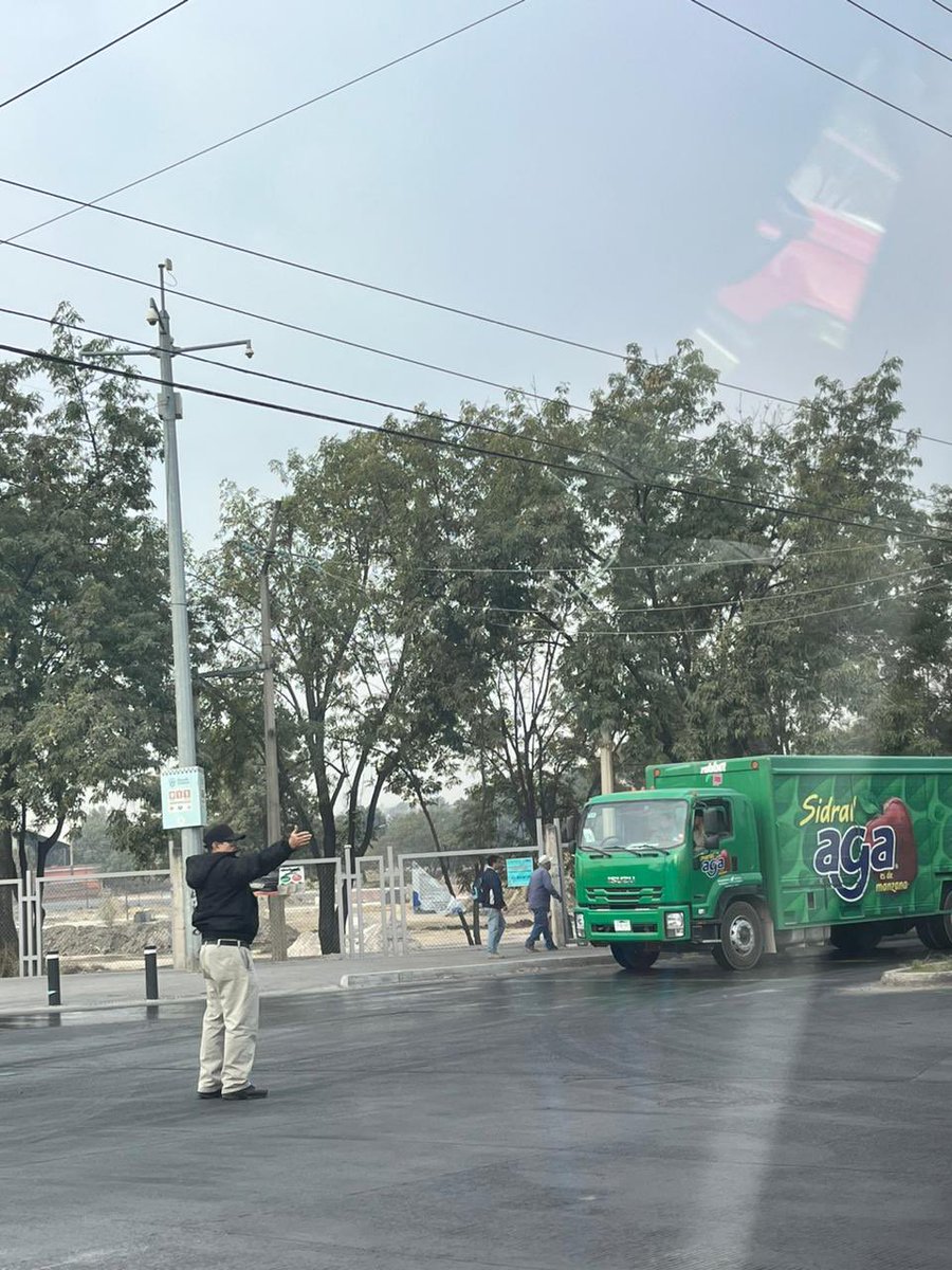 jonasoto_w's tweet photo. @Trafico_ZMG no funcionan  los semáforos, pero este señor esta ayudando a evitar accidentes.
En los cruces Av. Patria Oriente y Maria Reyes (Parque Solidaridad) https://t.co/hYd1RHfML5
