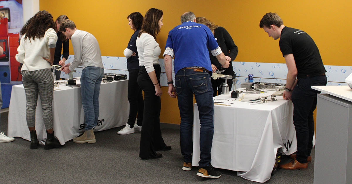 De eerste dag van de OTC II: Operatieve fractuurbehandeling - Basic cursus zit er op. Het was een leerzame dag vol met verschillende workshops, lezingen en demonstraties. Morgenochtend starten we met dag twee, maar nu eerst genieten van een heerlijk diner en het avondprogramma!