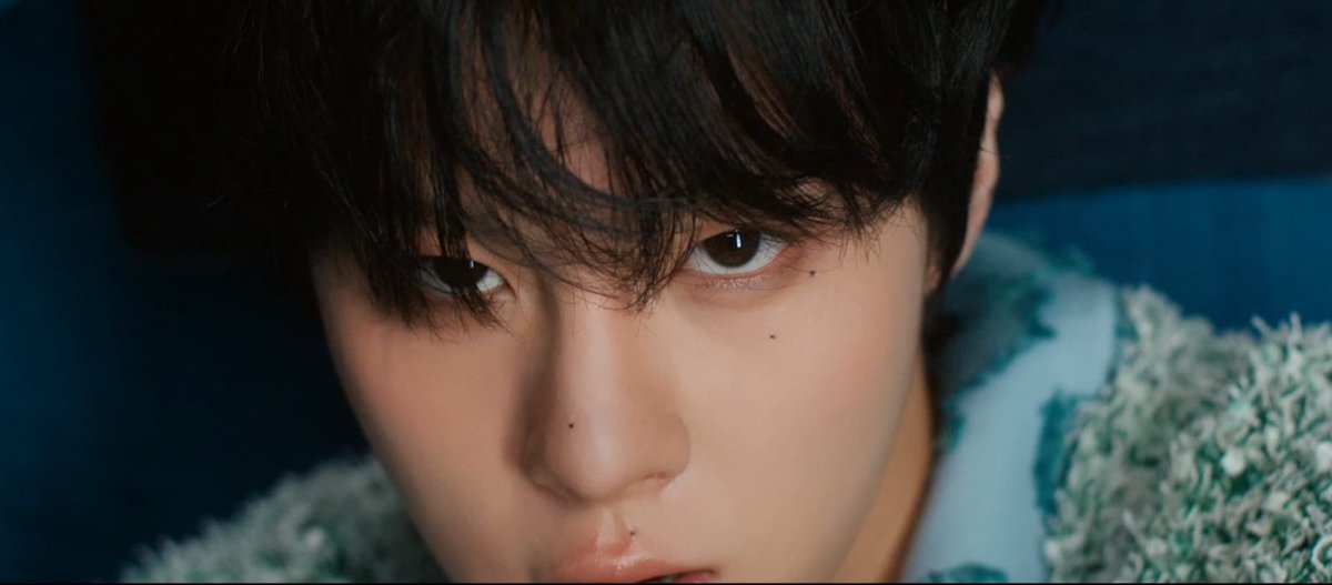 npomvtt's tweet photo. Vai entregar tudo! Kim Wooseok libera o mv teaser #1 da faixa ‘Down’, que faz parte do seu 4° mini álbum "Blank Page", o lançamento ocorre no dia 3 de abril.

Confira: https://t.co/qjxEbpBY0g https://t.co/LlV40chyHz