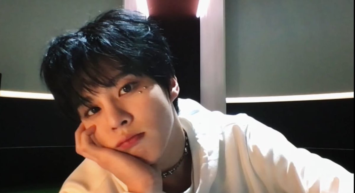 npomvtt's tweet photo. Vai entregar tudo! Kim Wooseok libera o mv teaser #1 da faixa ‘Down’, que faz parte do seu 4° mini álbum "Blank Page", o lançamento ocorre no dia 3 de abril.

Confira: https://t.co/qjxEbpBY0g https://t.co/LlV40chyHz