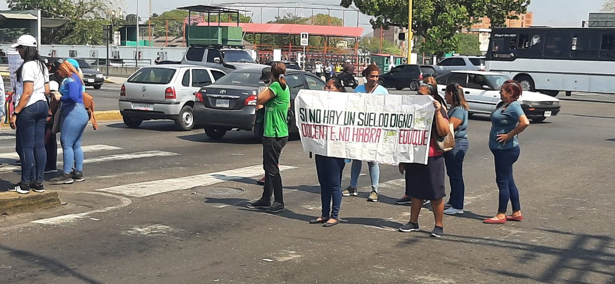 laea21's tweet photo. #30Marzo | GRAFITAZO y PANCARTAZO, de los Maestros de la Parroquia Joaquín Crespo exclamaron a viva voz , VAMOS RUMBO A LA HORA 0 DEL SECTOR EDUCATIVO

#30mar #30marzo #Maracay #aragua #magisterio #aragualucha 

@kurucuteando @elperiodiquito @elsiglocomv @aragualucha https://t.co/KfCzyR6akP