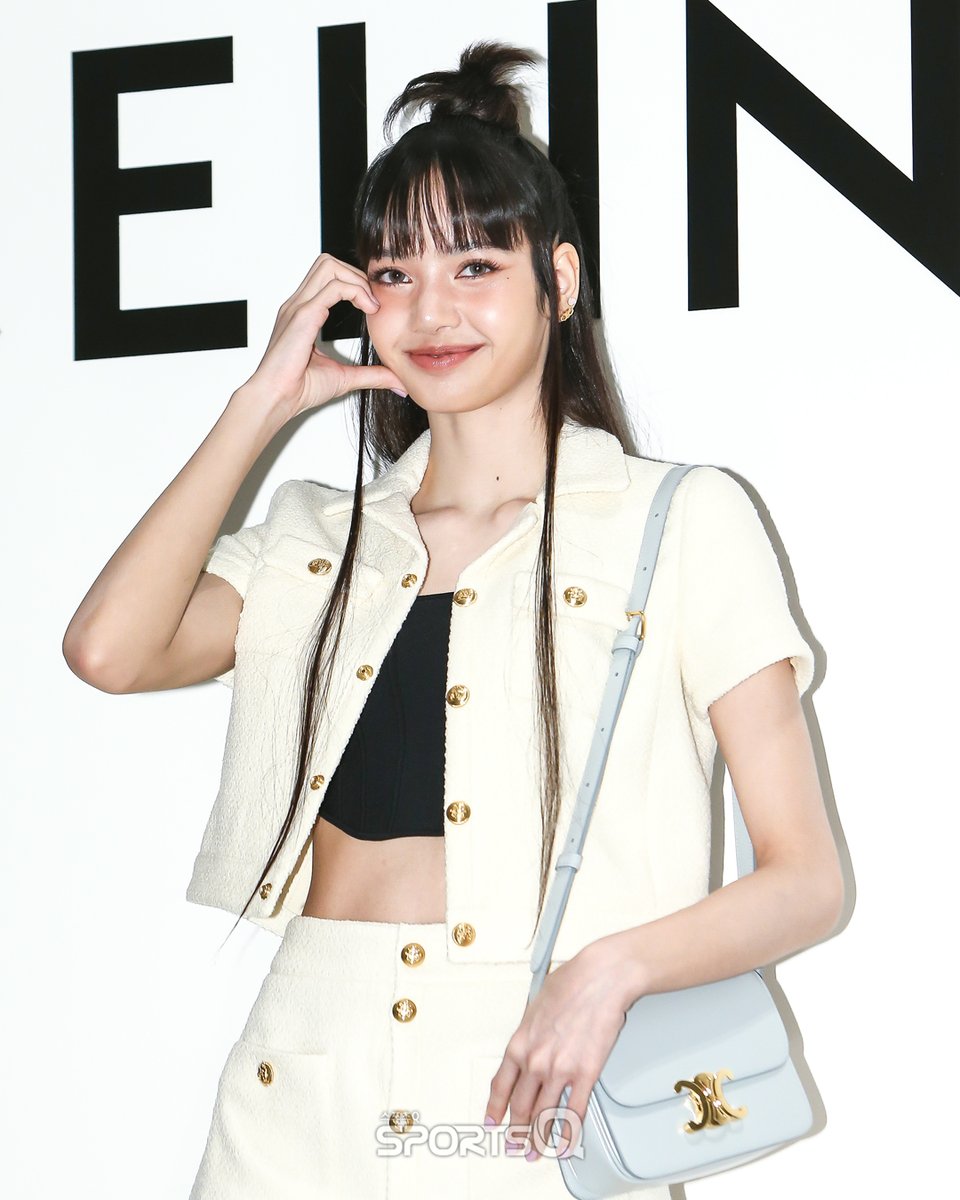 [#포토Q] 230230 #블랙핑크 #리사 #셀린느 포토콜

LISA CELINE AMBASSADOR
#LALISAatCelineKR
#LISAXCELINE

📌sportsq.co.kr/news/articleVi…

#BLACKPINK #BLACKPINKLISA #블랙핑크리사 #lalisa #celine