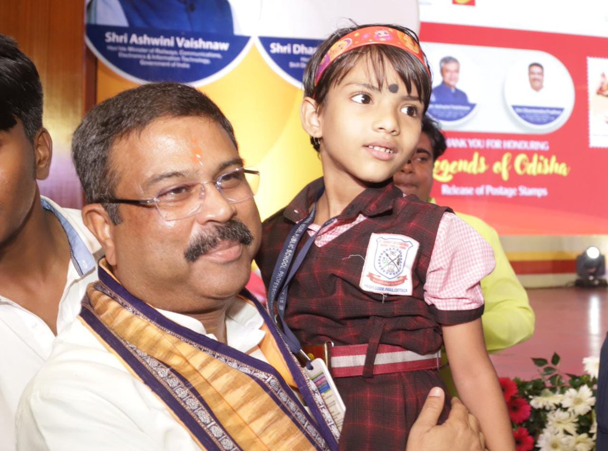 dpradhanbjp's tweet photo. ରେଭେନ୍ସା ବିଶ୍ୱବିଦ୍ୟାଳୟ ଆଧୁନିକ ଓଡ଼ିଶାର ବହୁ ଐତିହାସିକ ଘଟଣାର ବହୁ ଉତ୍‌ଥାନ ପତନର ଜୀବନ୍ତ ସାକ୍ଷୀ ଭାବରେ ବିଦ୍ୟମାନ । ଆଜି ପ୍ରତିଭାବାନ ଯୁବଶକ୍ତିଙ୍କ ସହ ସାକ୍ଷାତ୍ କରି ମୁଁ ବହୁତ ଖୁସି । ସମସ୍ତଙ୍କ ଉଜ୍ଜ୍ୱଳ ଭବିଷ୍ୟତ କାମନା କରୁଛି । https://t.co/Pz2DbHlKnT