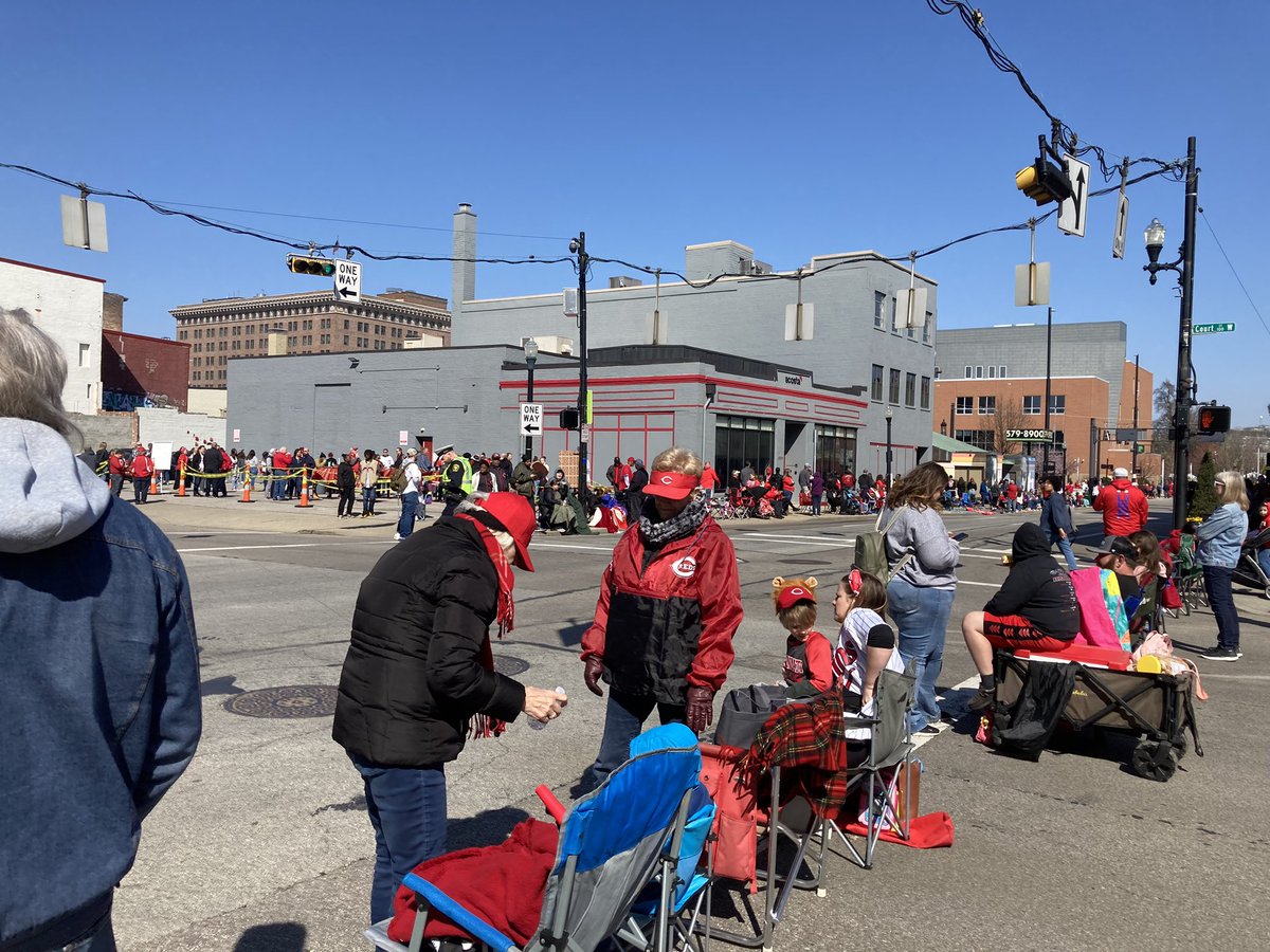 Fans now starting to take their places for the parade. Stay in the sun!@WCPO