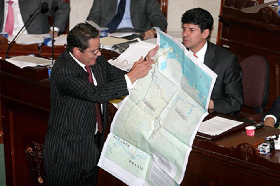 #TBT En 2002 <a href="/German_Vargas/">Germán Vargas Lleras</a> lideró el debate que acabó con los abusos de las FARC en El Caguán. En 2011 hizo lo mismo para recuperar la seguridad ciudadana, a través de una ley que fortaleció el actuar de la Policía y el Ejército. Hoy la Fuerza Pública está sometida y sin rumbo.