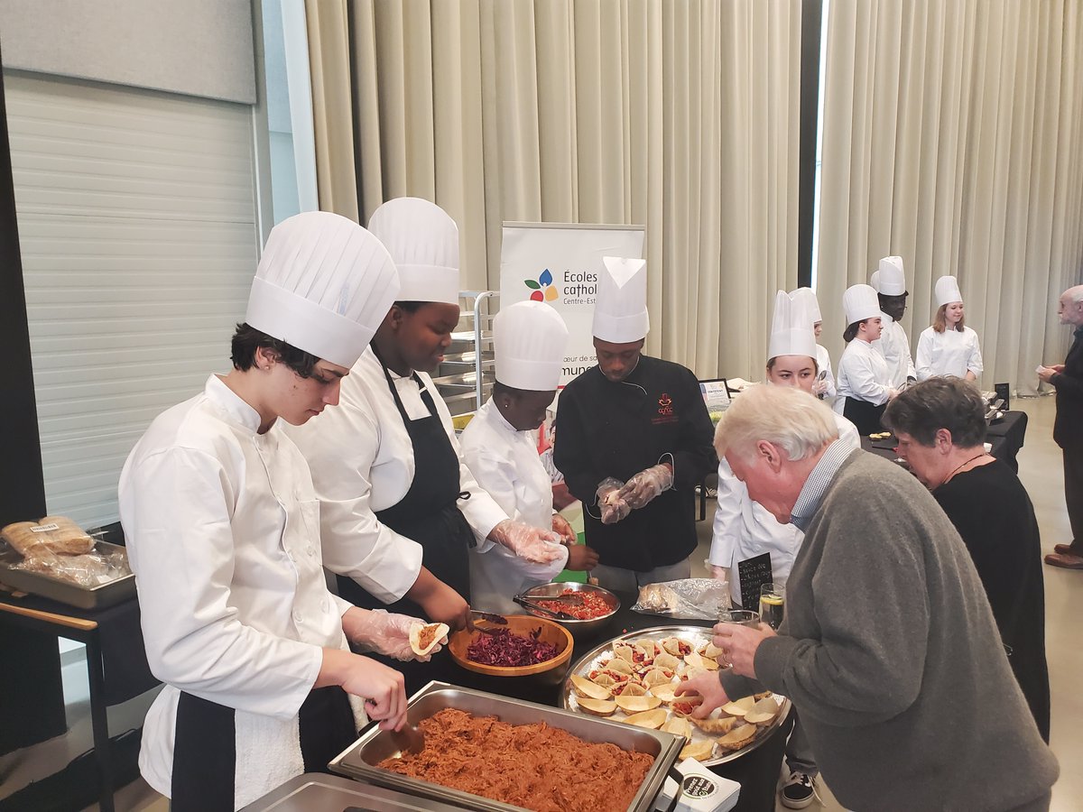 ecolecatholique's tweet photo. Félicitations aux élèves de l' École secondaire catholique de l'Innovation DU @ecolecatholique qui ont remporté la 3e place de la Compétition des canapés de l’événement Espoirs culinaires (@CSCVanier ). 👩🏿🍳🥉👨🏼🍳
#excellencececce #passioncecce #artsculinairesCECCE https://t.co/Kqbh3NB9S3