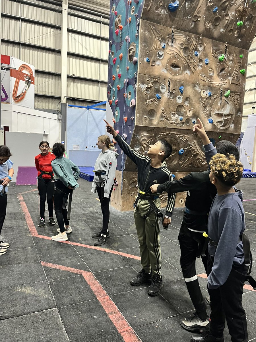 SevernPrimary's tweet photo. Day 2 ✔️ Group 3 loves climbing and caving today! #SummitRock #SevernTakeSummit https://t.co/ZrP21bvm70