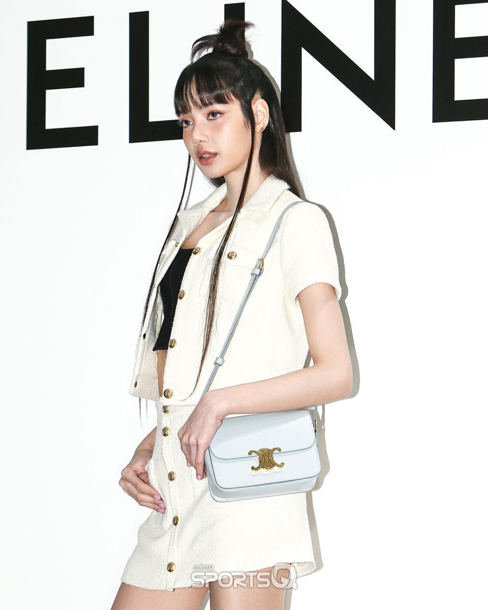 [#포토Q] 230230 #블랙핑크 #리사 #셀린느 포토콜

LISA CELINE AMBASSADOR
#LALISAatCelineKR
#LISAXCELINE

📌sportsq.co.kr/news/articleVi…

#BLACKPINK #BLACKPINKLISA #블랙핑크리사 #lalisa #celine
