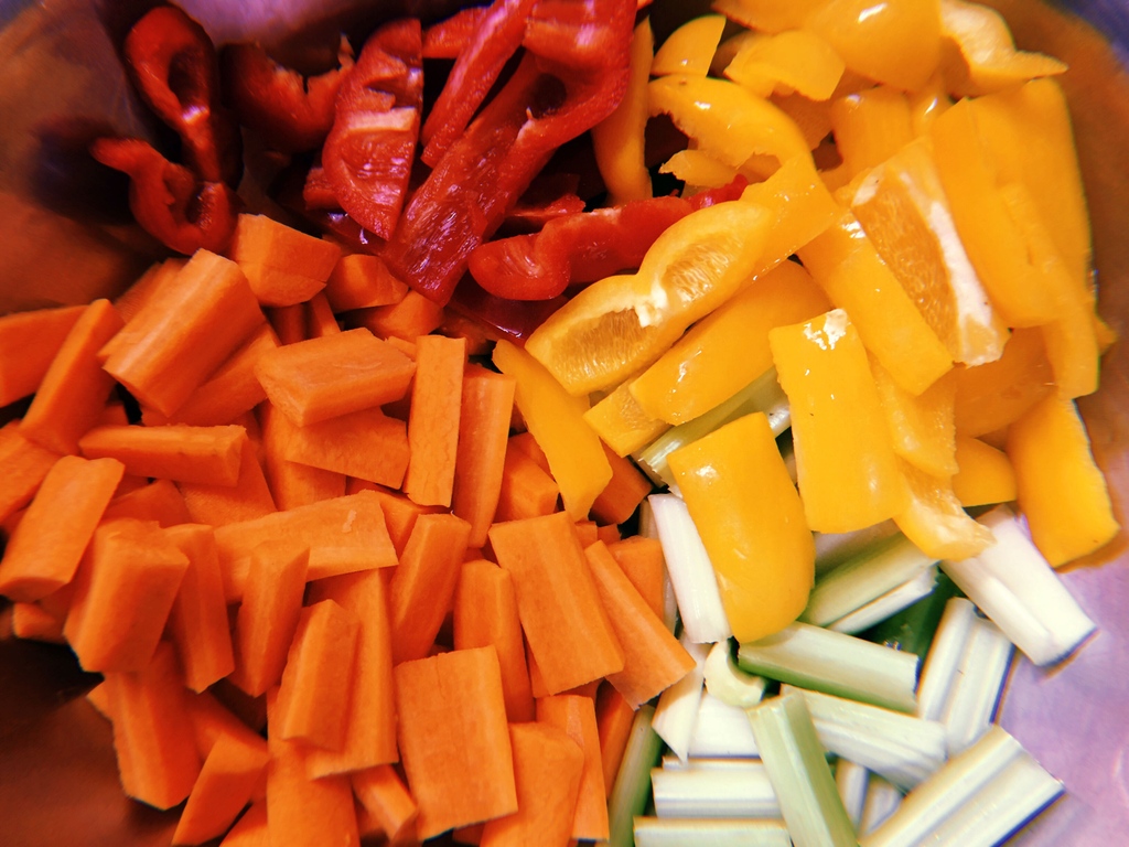 BluffCityCoffee's tweet photo. Looking for a healthy snack? We've got fresh chopped veggies paired with roasted red pepper or garlic hummus available in our Grab &amp; Go!⁠ https://t.co/0PAWeYv15w