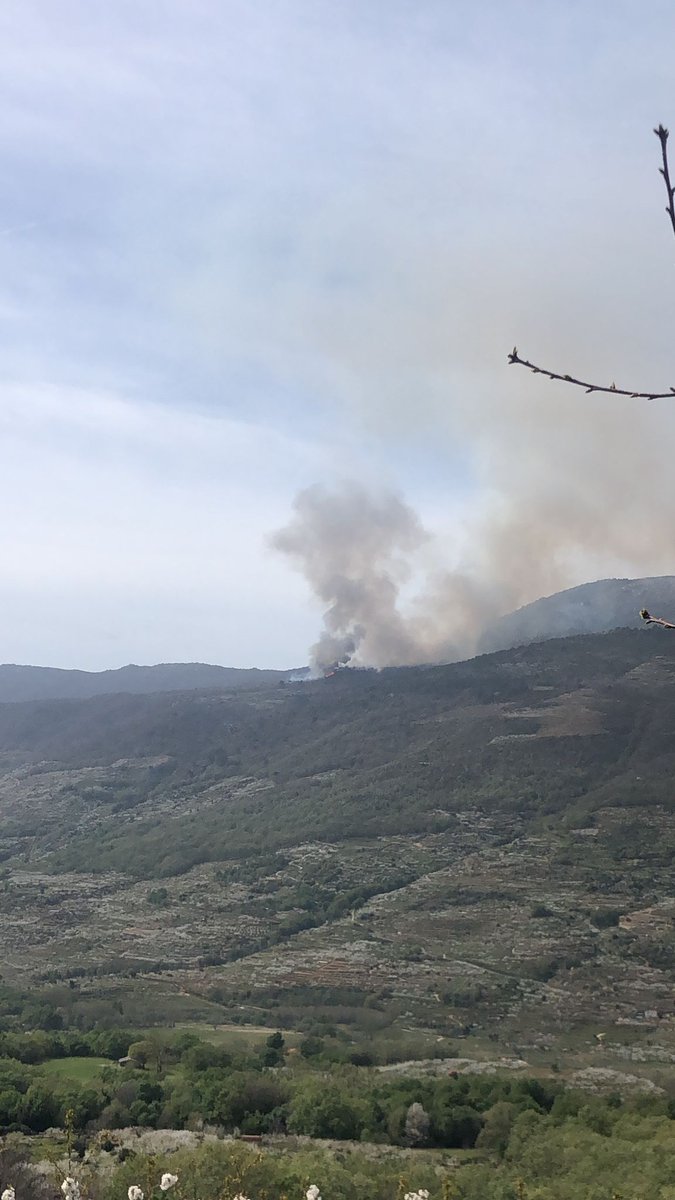 hurdespinar69's tweet photo. #IFNAVACONCEJO incendio forestal en Navaconcejo (Cáceres). Varios medios del Plan INFOEX y Base BRIF de Pinofranquedo actuando en él. https://t.co/El28HgRYP6