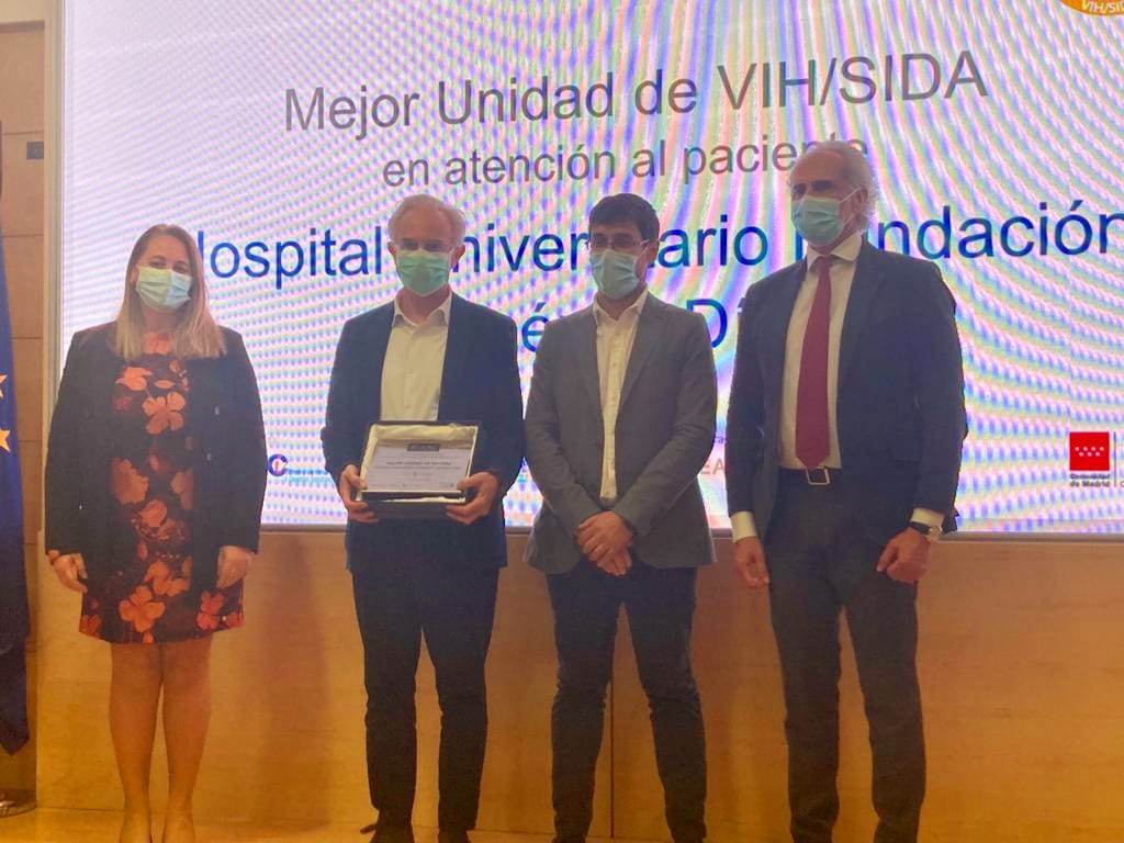 Hospital_FJD's tweet photo. Nuestro hospital también fue premiado en los galardones Best in Class 2022 por la Mejor Unidad VIH. Recoge la placa distintiva el Dr. Miguel de Górgolas, quien considera que este es un premio a la libertad de innovar, de mejorar en la gestión y de prestar una asistencia completa https://t.co/PBXEBchOQH