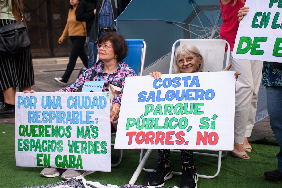 MaguiTiesso's tweet photo. 53 mil ciudadanxs firmaron por un parque público en Costa Salguero, pero Larreta insiste en construir torres. 🚫⚠️

👉🏼Hoy se vota la iniciativa popular y el oficialismo va a tener que elegir si votar a favor o en contra de lo que pide el pueblo de la Ciudad.🌿

#ParqueSíTorresNo https://t.co/2Mv94eRigO