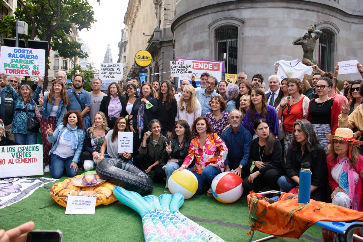MaguiTiesso's tweet photo. 53 mil ciudadanxs firmaron por un parque público en Costa Salguero, pero Larreta insiste en construir torres. 🚫⚠️

👉🏼Hoy se vota la iniciativa popular y el oficialismo va a tener que elegir si votar a favor o en contra de lo que pide el pueblo de la Ciudad.🌿

#ParqueSíTorresNo https://t.co/2Mv94eRigO