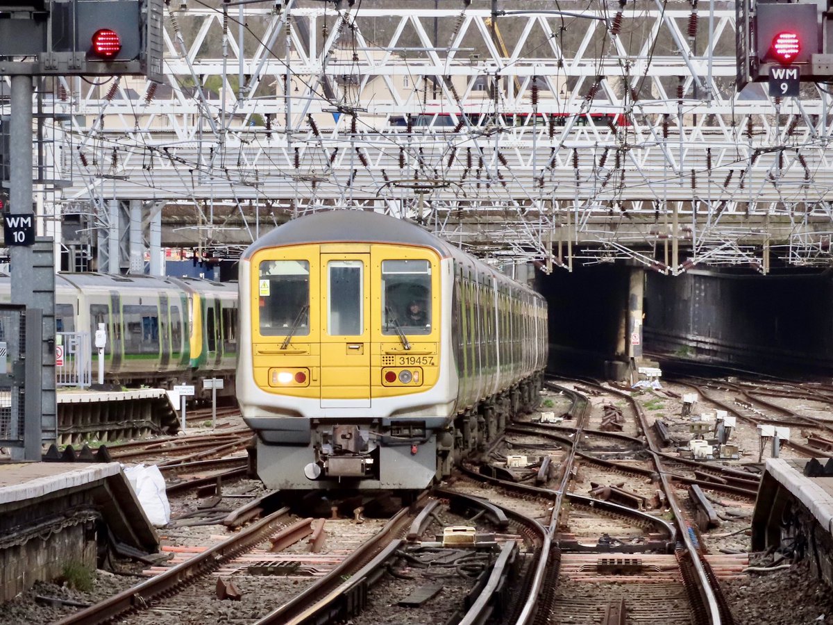 HiPa125's tweet image. Built in the north, by British Rail Engineering Limited in York, 100mph dual-voltage 1980s #Class319 continue to clock-up the mileage in the south-east… 

…London Northwestern Railway #EMU 319457+319214 working 2T14 0840 Tring &amp;gt; London Euston arrive at their destination #WCML