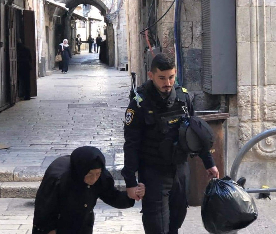 الإنسانية في أجمل صورها.. شرطي إسرائيلي يساعد مسنة مسلمة في الوصول إلى المسجد الأقصى  ...
