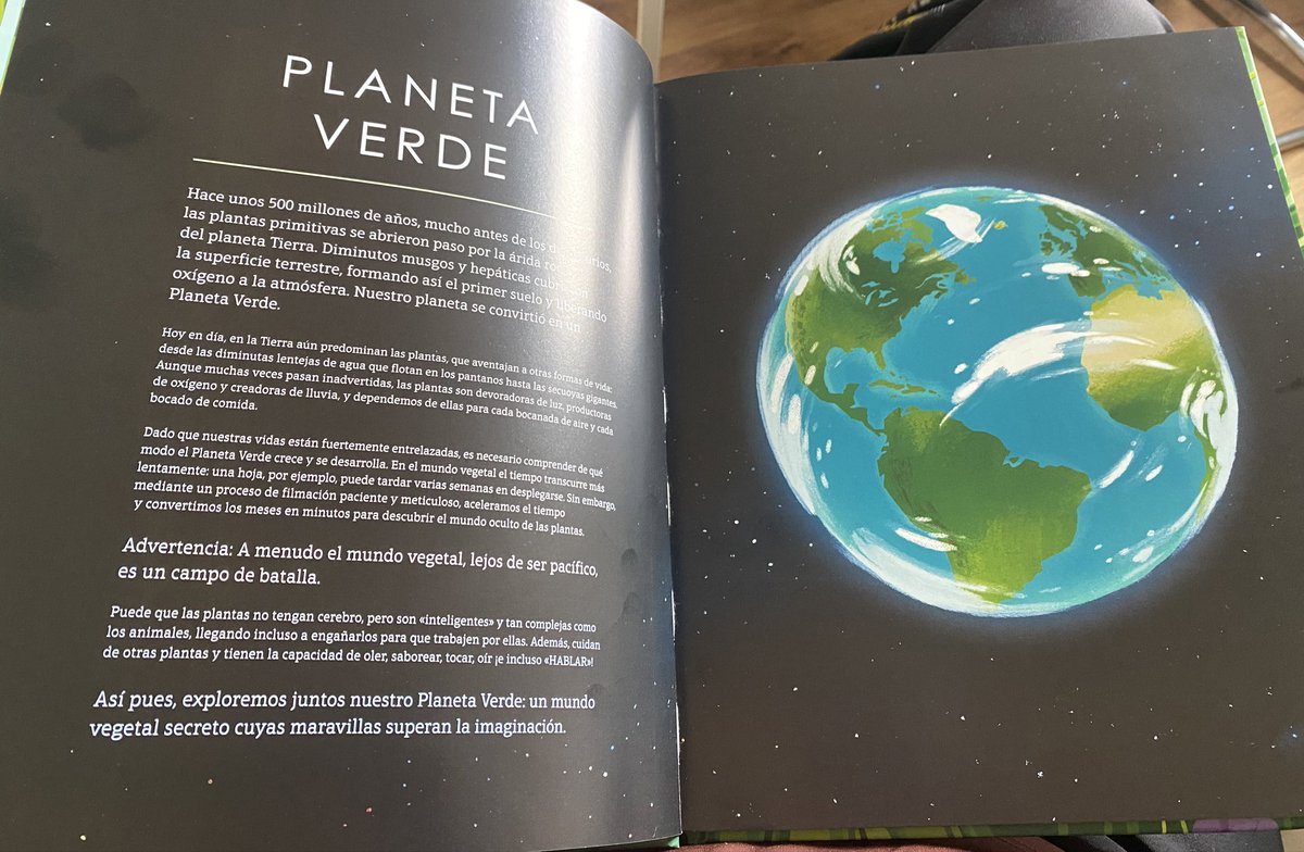 mamapsicologain's tweet photo. Esta tarde me acompaña este álbum ilustrado de la colección #ecosfera de @CombelEditorial hace días que espera sobre mi mesa de reseñas y hoy me ha llamado con una voz irresistible. Ya en la primera página me he sorprendido y he aprendido cosas fascinantes sobre una planta 🤩 https://t.co/qHwke2CLai