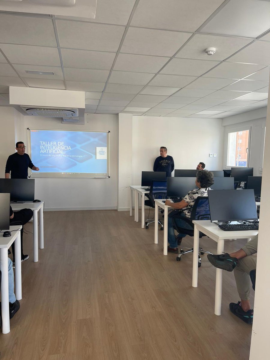 DigitechFP's tweet photo. En estos momentos, estamos impartiendo el taller de #InteligenciaArtificial desde nuestra sede en Málaga (presencial y online).
Próximos talleres:
➡️ https://t.co/j4ItDMKQAO
#Digitechfp #AI #Digitalización #FormaciónProfesional #Digihub https://t.co/IfBSL8yKjI