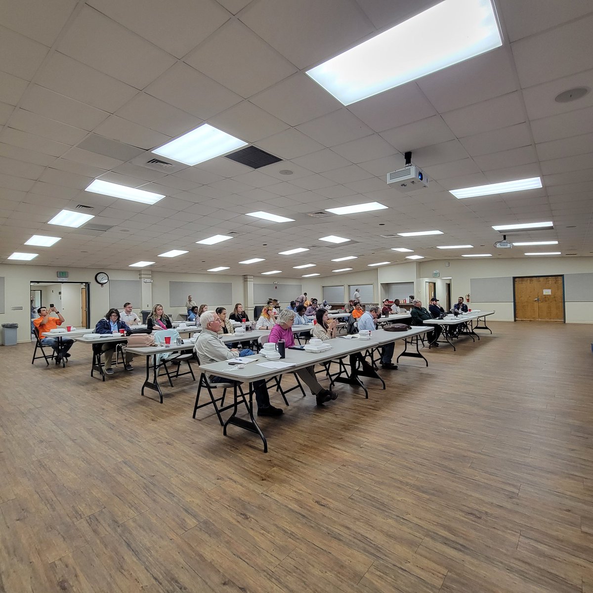 GelaGonella's tweet image. Day 1 of our 2nd Beef and forages research updates IST. We had a wonderful day with the agents and the students interacting in the poster session and great talks from several of our state specialists! #AGextension #ufifas @ufifasnfrec