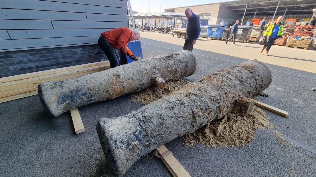 Kannonen worden geplaatst in Oldenzaal. #geboortevannederland #oldenzaal #erfgoed
 rtvoost.nl/nieuws/2081368…