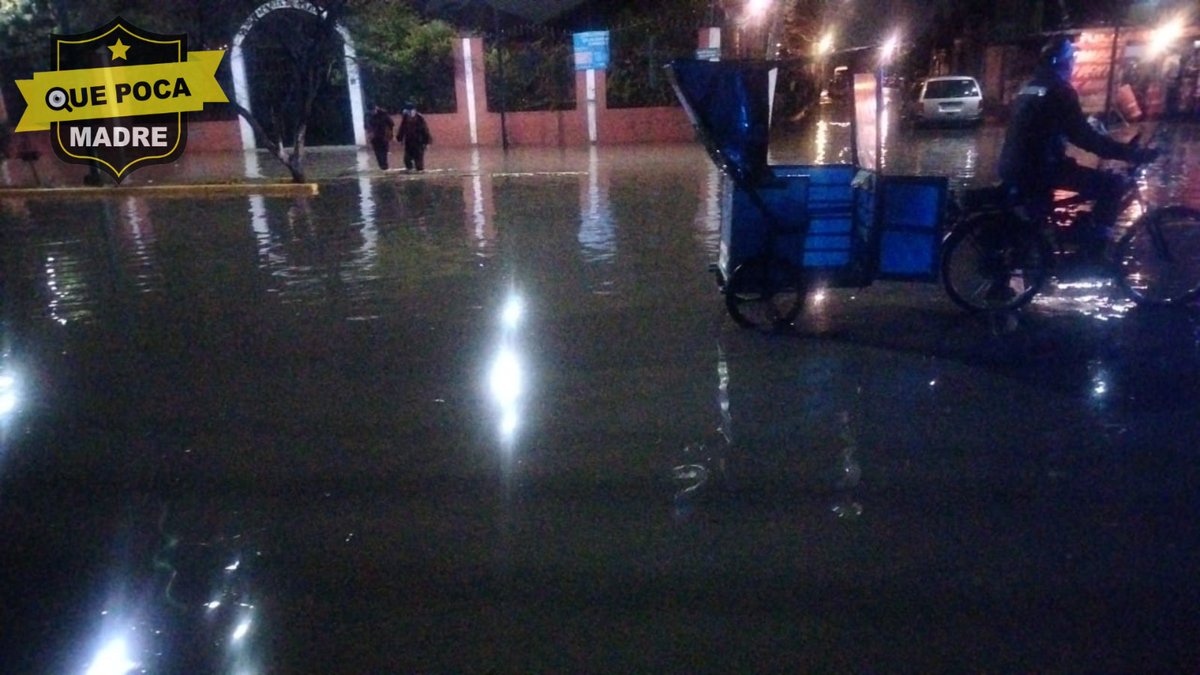 QuePocaMadreMex's tweet photo. FUERTES LLUVIAS DEJAN 2 DECESOS 🚨
Anoche, 2 estudiantes del #Teschi de #Chimalhuacán, #Edomex fallecieron al ser arrastrados por la corriente generada por las fuertes lluvias que azotaron al Valle de #México.
La #FGJEM realiza las diligencias correspondientes. https://t.co/v20YincX6F