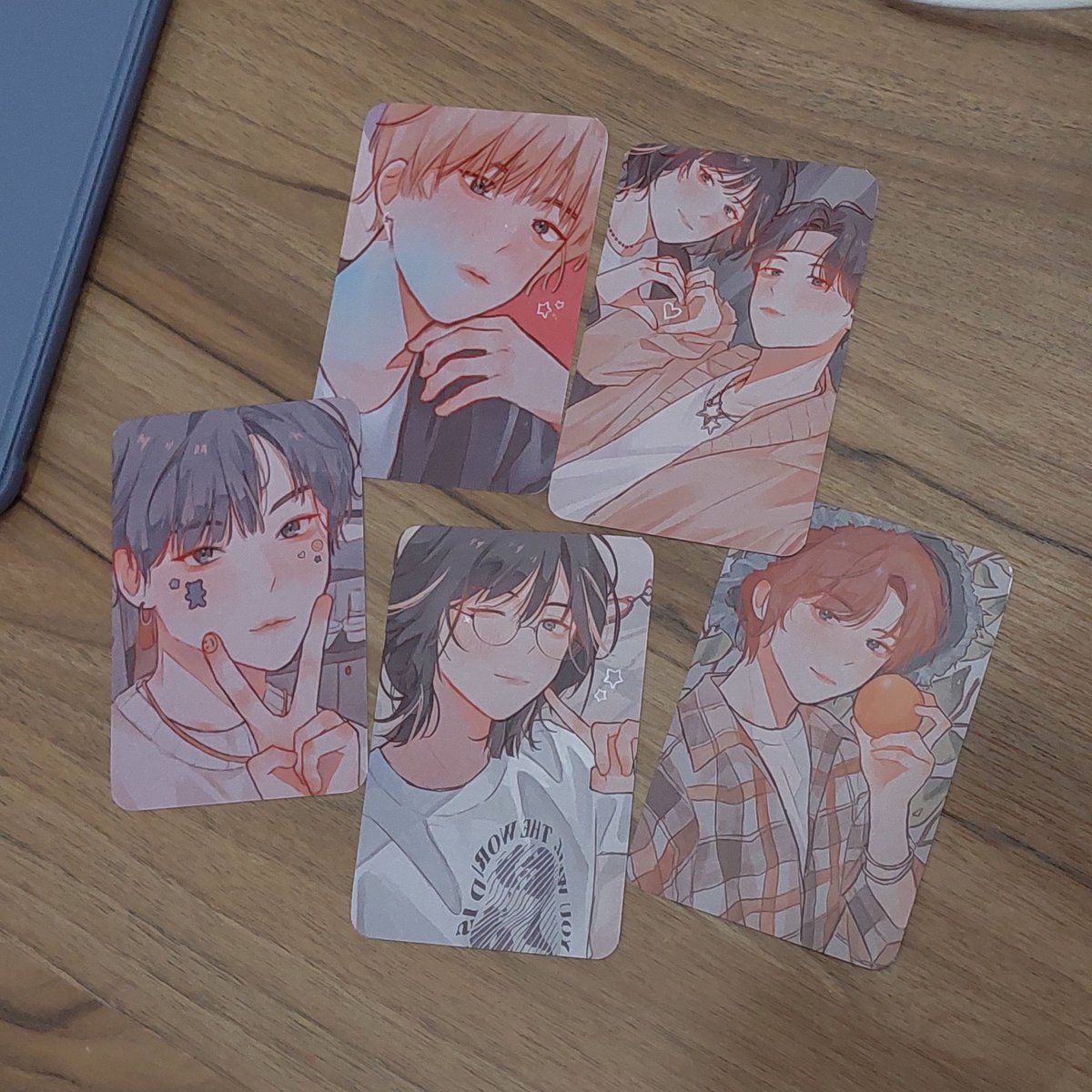 pocapoee's tweet photo. D-2 🥹🥹 will be giving out b grade photocards and keychains for free to random moas at txt sg concert!! i'm so excited heuueue https://t.co/GBUel9L4Zy