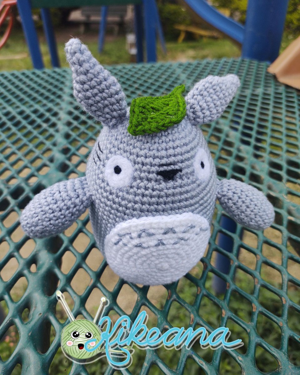 Totoro es conocido como el amigo perfecto para cualquier aventura en la naturaleza 🏞️, nos enseña que el amor por la naturaleza es fundamental y que al conectar con ella seremos muy felices. 🥰❤️🌟

#Kikeana #Amigurumi #Crochet #Totoro #TotoroAmigurumi