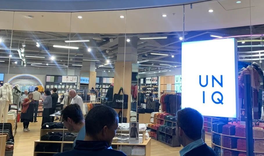 NdzaviDerrick's tweet photo. Shoprite Group opened its first UNIQ standalone clothing store at the Canal Walk shopping mall, and more are to follow.   The shops won't allow cash payments, and also won't have cashiers - customers will use self-checkout machines. https://t.co/xHTxcyMaGa
