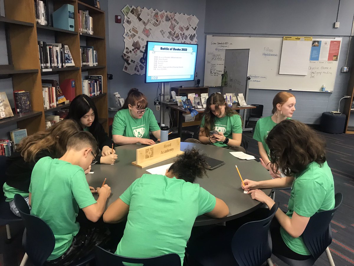 AngieBuis1's tweet image. @ReedAcademy1 Battle of the Books beings!! Thank you @GHSEvents for hosting!! #SPSBoB #Competition #books #readers #Trumannominees #spslib