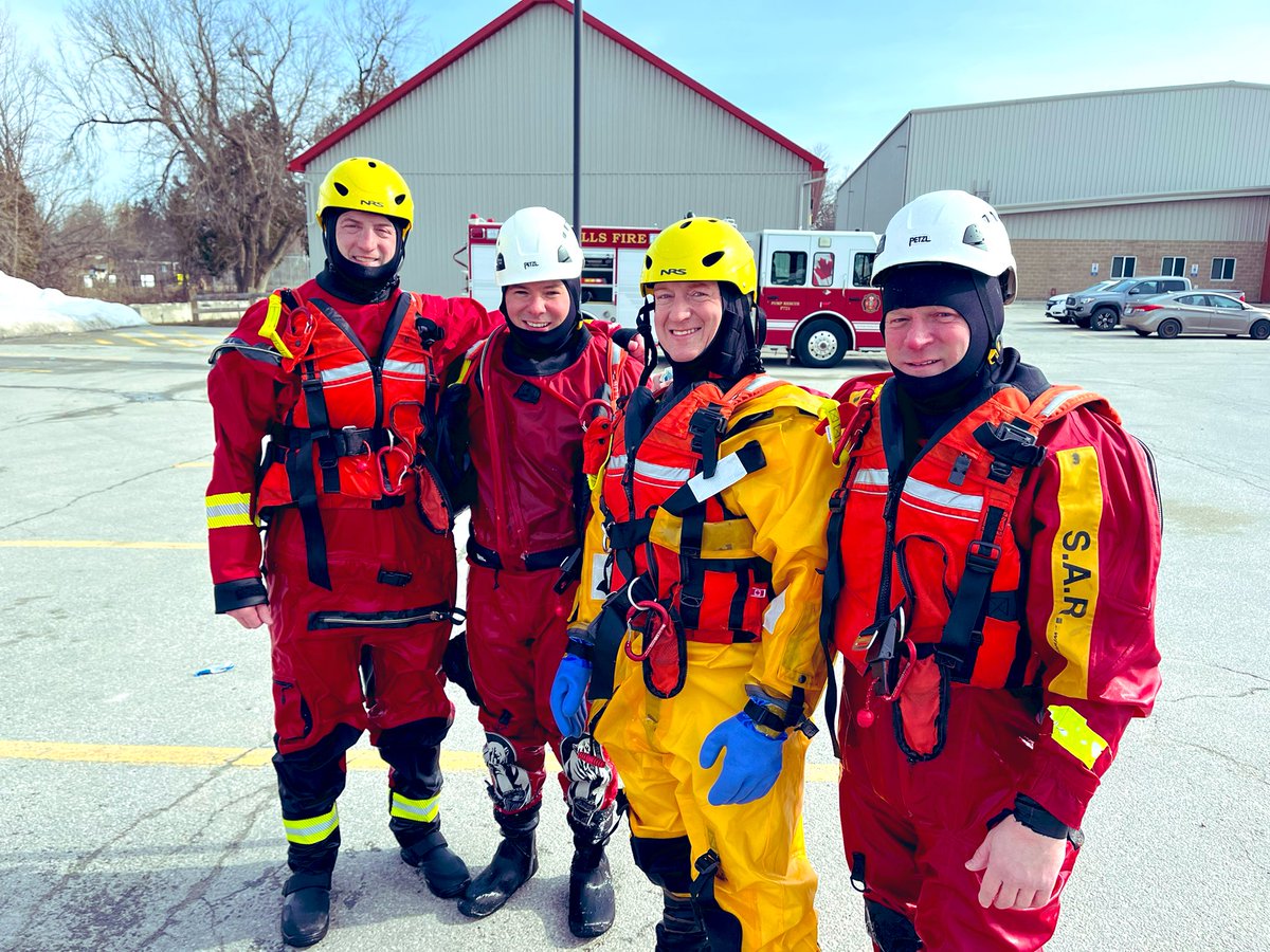 HHFD49RMc's tweet image. Ice water training with my brothers; working hard to serve better. #morethanfire #hhfd #cshift