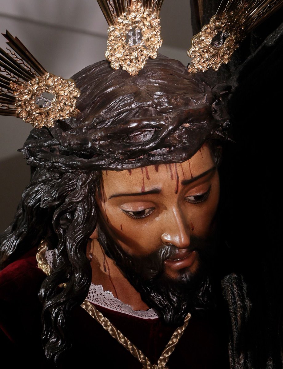 #ACTUALIDAD | El Santísimo Cristo de las Tres Caídas luce ya sus atributos de salida, en oro y brillantes, de cara a la próxima madrugada del Viernes Santo 

#EsperanzaDeTriana23