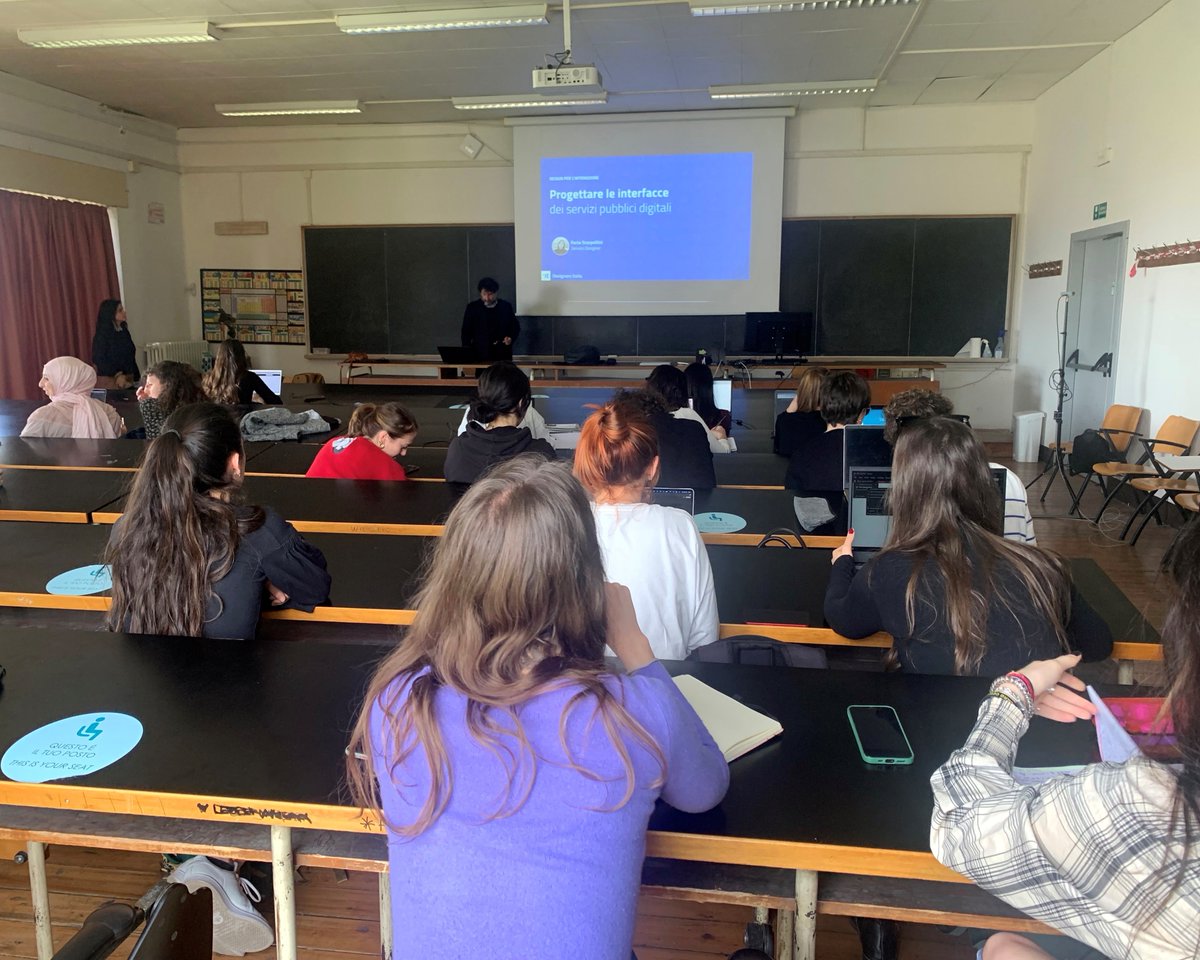DesignersITA's tweet photo. Oggi siamo a @Unibo con gli studenti del corso di laurea di #AdvancedDesign per parlare di progettazione delle interfacce dei servizi pubblici. Insieme a loro analizzeremo il sito dell’università usando gli strumenti del kit “Esperienza utente”. https://t.co/kHoIbONDhG