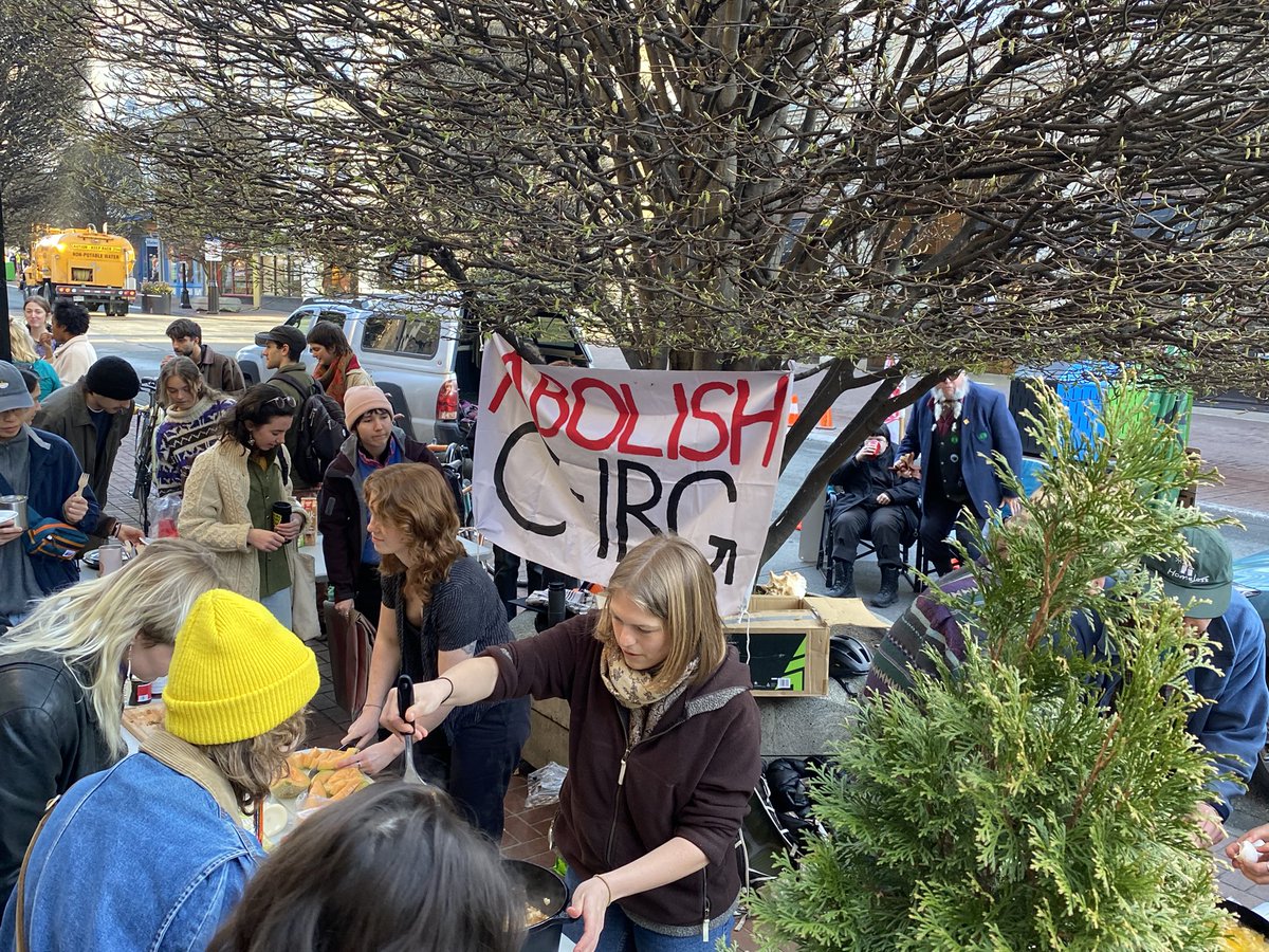 Breakfast being served in front of a big ABOLISH C-IRG banner :)

#AbolishCIRG #RCMPOffTheYintah #WetsuwetenSolidarity #AllOutForWedzinKwa