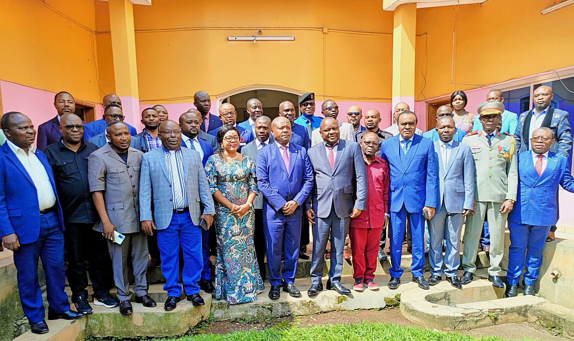 Honneurdavid1's tweet photo. #Asspro Sud-Kivu : ouverture solennelle de la session de mars ce jeudi 30 en présence du Gouverneur intérimaire, Mr Robert #Byachanda et des membres du Conseil de Sécurité. Des ministres provinciaux absents. A #Nyamoma, on accuse @TheoKASI de les "intimider", "instrumentaliser". https://t.co/CR0qcVB25g